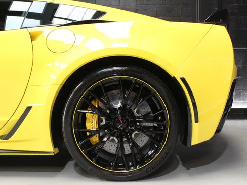 Used 2016 Chevrolet Corvette Z06 w/ 3LZ Preferred Equipment Group image 23