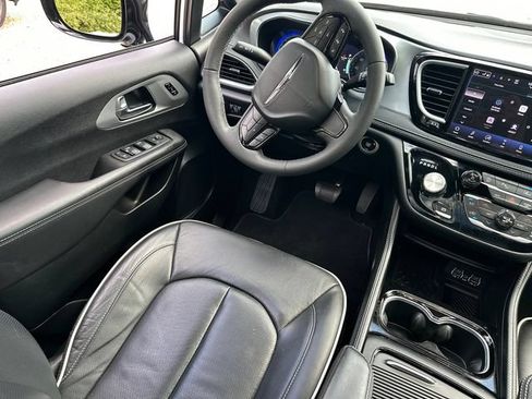 Used 2025 Chrysler Pacifica Limited FWD image 24