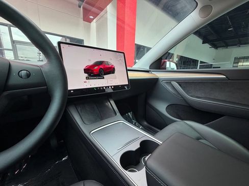 Used 2024 Tesla Model Y Long Range AWD/4WD image 25