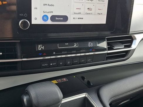 Used 2025 Toyota Sienna LE FWD image 18