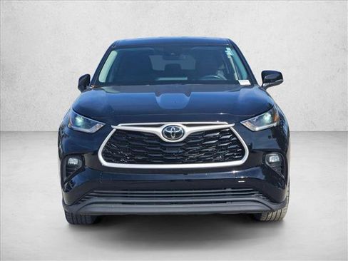 Used 2021 Toyota Highlander LE image 2