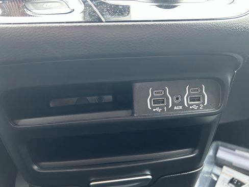 Used 2025 Chrysler Voyager LX image 25