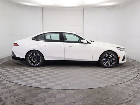 Certified 2025 BMW 530i 530i w/ M Sport Package image 5