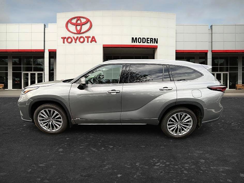 Used 2025 Toyota Highlander Limited AWD/4WD image 1