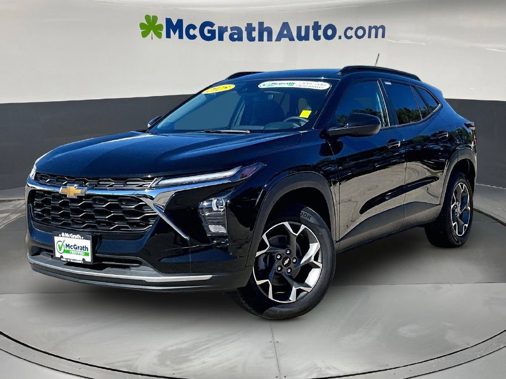 Used 2025 Chevrolet Trax LT FWD image 3