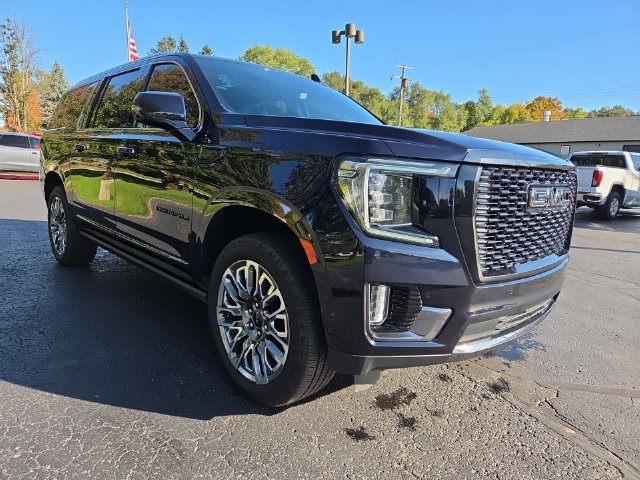 Used 2023 GMC Yukon XL Denali Ultimate w/ LPO, Floor Liner Package AWD/4WD image 7