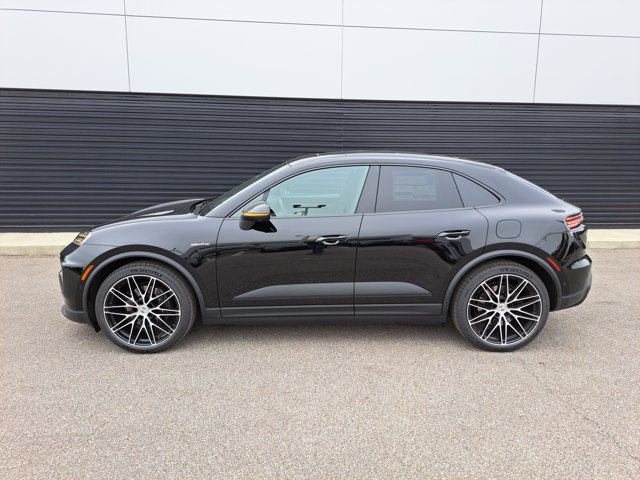 Used 2026 Porsche Macan Electric RWD image 2