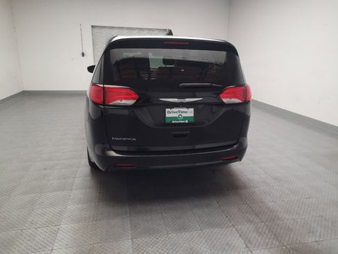 Used 2017 Chrysler Pacifica Touring FWD image 6