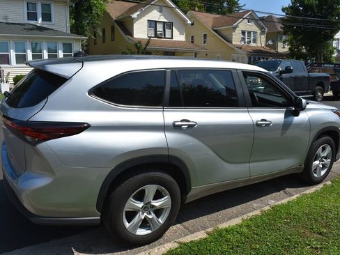 Used 2025 Toyota Highlander LE FWD image 5