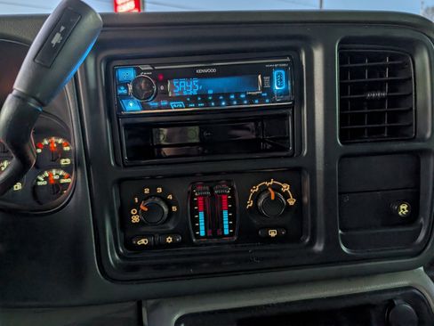 Used 2006 Chevrolet Suburban LS w/ Smart Select Package image 15