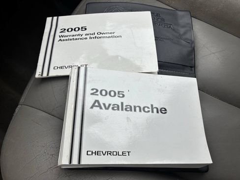 Used 2005 Chevrolet Avalanche Z71 w/ Preferred Equipment Group AWD/4WD image 23