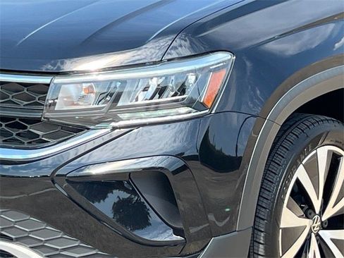 Used 2022 Volkswagen Taos SE w/ Panoramic Sunroof Package image 4