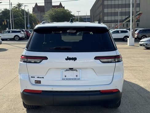 Used 2023 Jeep Grand Cherokee L Laredo image 4