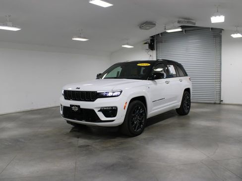 Used 2024 Jeep Grand Cherokee Summit AWD/4WD image 4