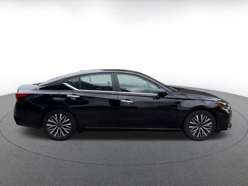Used 2025 Nissan Altima 2.5 SV FWD image 15