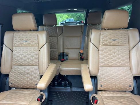 Used 2021 Cadillac Escalade Premium Luxury AWD/4WD image 24