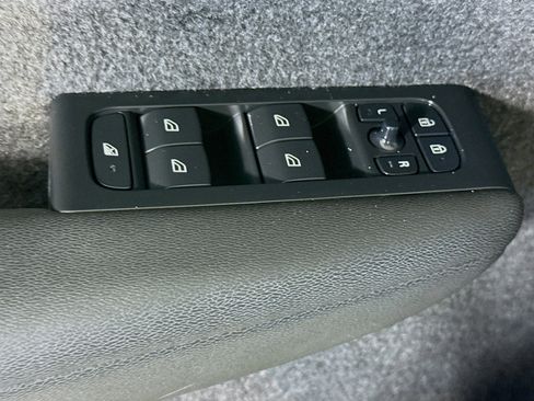 Used 2022 Volvo XC40 T5 Inscription w/ Advanced Package image 24