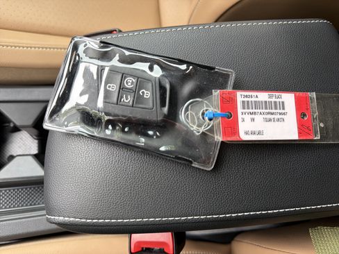 Used 2024 Volkswagen Tiguan SE w/ Panoramic Sunroof Package image 38