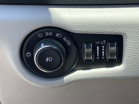 Used 2018 Chrysler Pacifica Touring-L FWD image 25