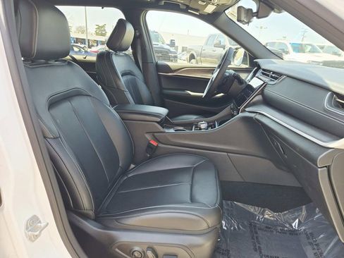 Used 2025 Jeep Grand Cherokee L Limited w/ Luxury Tech Group II AWD/4WD image 18