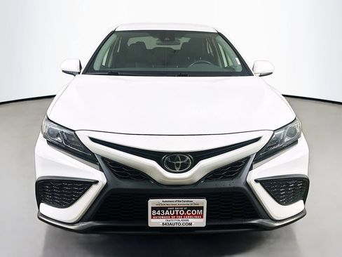 Used 2021 Toyota Camry SE image 2