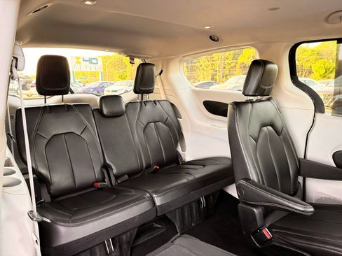 Used 2023 Chrysler Pacifica Touring-L FWD image 29