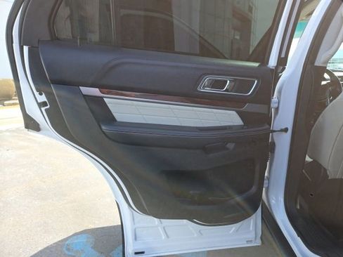 Used 2017 Ford Explorer Platinum image 12