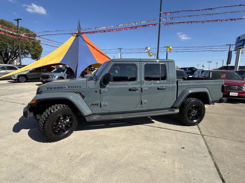 Used 2025 Jeep Gladiator Sport image 11