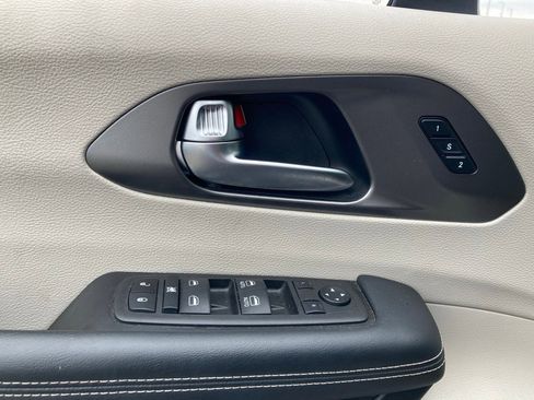 Used 2023 Chrysler Pacifica Touring-L image 13