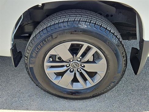 Used 2025 Nissan Frontier SV w/ SV Convenience Package RWD image 8