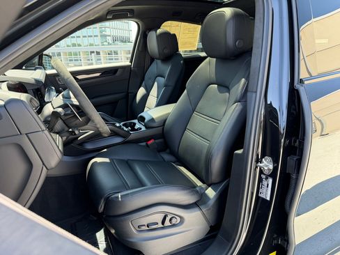 Certified 2025 Porsche Cayenne GTS AWD/4WD image 5