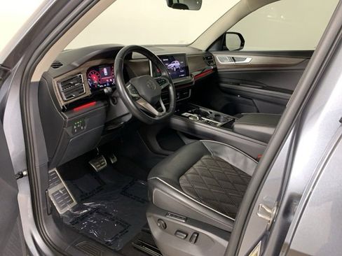 Used 2024 Volkswagen Atlas SEL Premium R-Line image 32