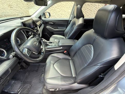 Used 2021 Toyota Highlander XLE AWD/4WD image 13