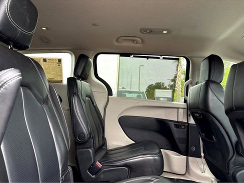 Used 2023 Chrysler Pacifica Touring-L FWD image 13