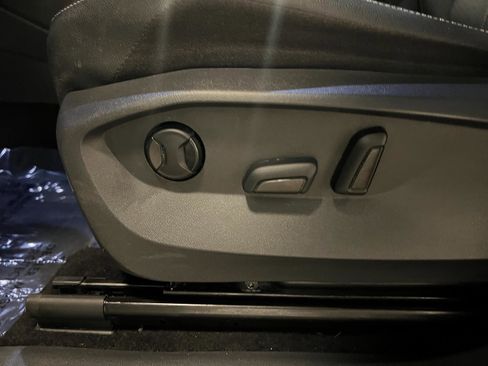 Used 2023 Volkswagen Tiguan SE image 25