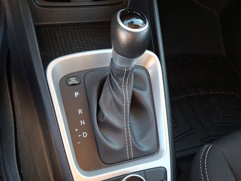 Used 2024 Hyundai Venue SEL image 14