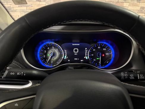 Used 2022 Chrysler Pacifica Touring-L AWD/4WD image 15