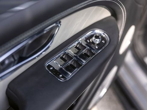 Used 2025 Bentley Bentayga AWD/4WD image 45