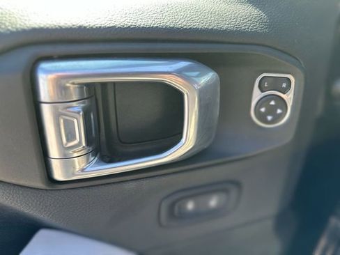 Used 2022 Jeep Wrangler Unlimited Sahara AWD/4WD image 17