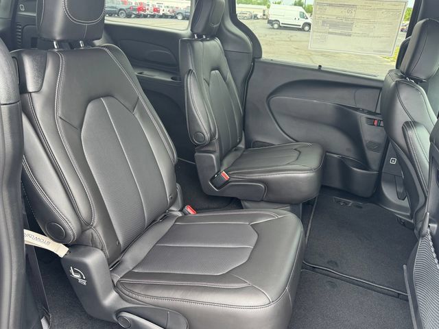 New 2027 Chrysler Pacifica Select AWD/4WD image 15
