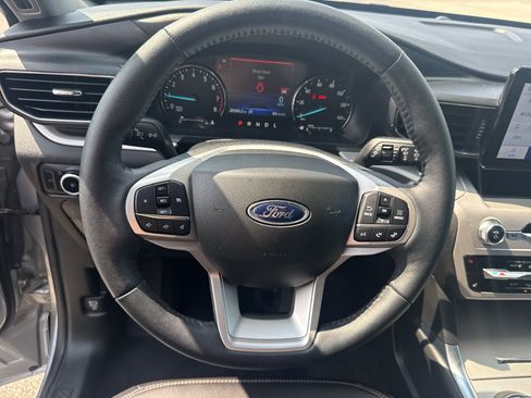Used 2023 Ford Explorer XLT w/ Equipment Group 202A AWD/4WD image 17