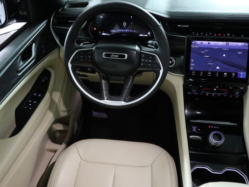 Used 2024 Jeep Grand Cherokee Limited image 16