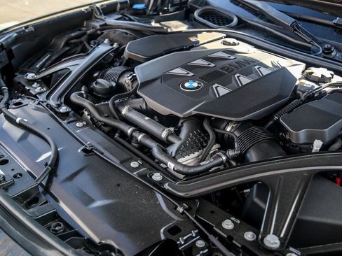 Used 2025 BMW 760i xDrive w/ Executive Package image 28