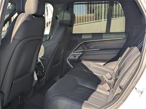 Used 2025 Land Rover Range Rover SE image 11