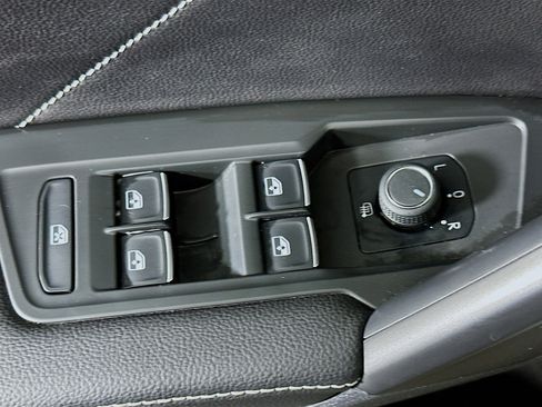 Used 2023 Volkswagen Tiguan SE AWD/4WD image 15