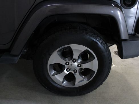 Used 2018 Jeep Wrangler Unlimited Sahara w/ Dual Top Group AWD/4WD image 26