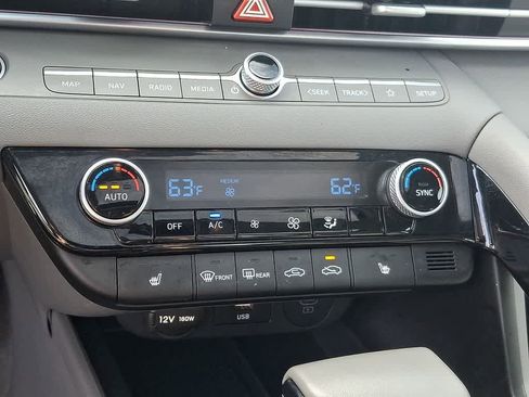 Used 2025 Hyundai Elantra SEL image 16