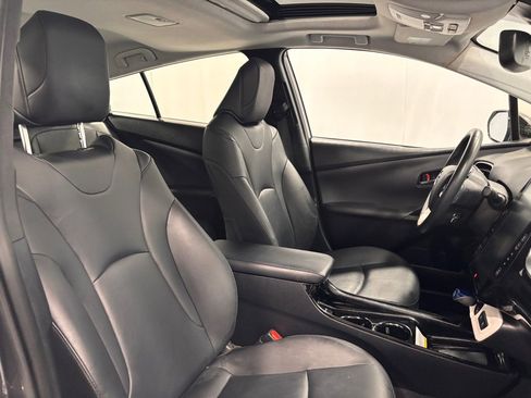 Used 2018 Toyota Prius image 19