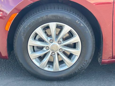 Used 2018 Chrysler Pacifica Touring-L FWD image 11
