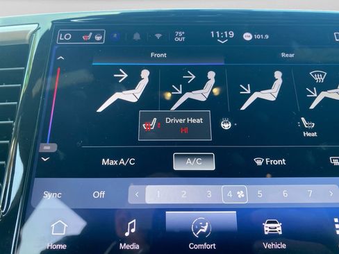 Used 2025 Chrysler Pacifica Select FWD image 18
